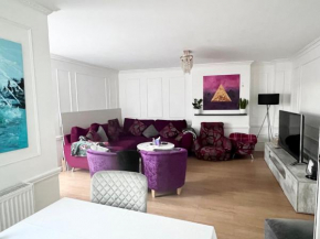 City Centre House - 5 bedrooms - sleeps 9 - parking